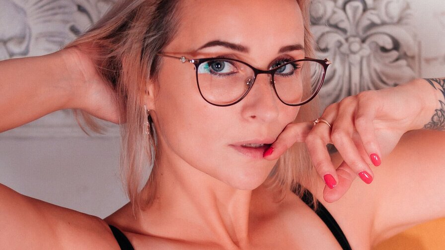 KarinellaHarris